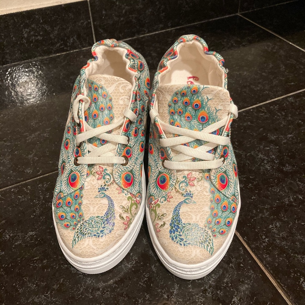 Womens Peacock sneakers Size 7.5(38) NWOT